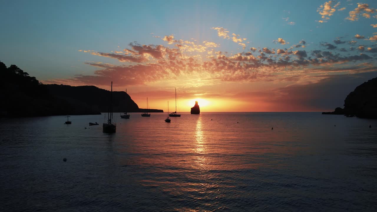 hermoso atardecer aéreo en la bahía de cala benirras, ibiza, españa
