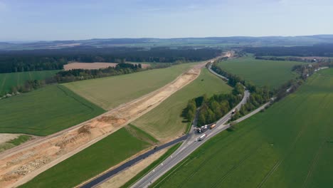 Vista-Aérea-De-La-Carretera-En-Construcción-Con-Tráfico-En-Movimiento.