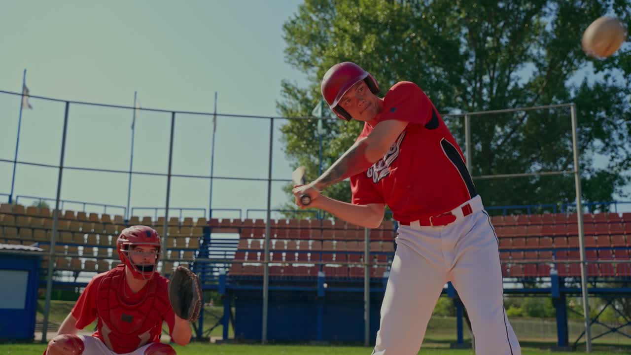 Giocatori di baseball in azione sul campo