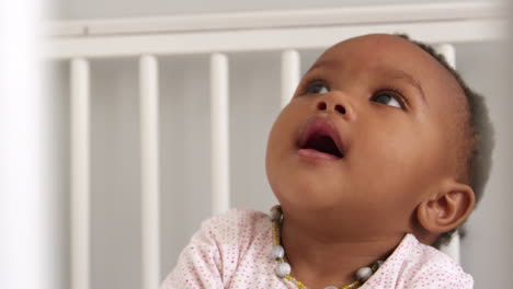 Niña-Feliz-Jugando-En-Una-Cuna-Filmada-En-Cámara-Lenta