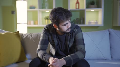 un joven infeliz y deprimido que vive solo en casa y se siente triste.