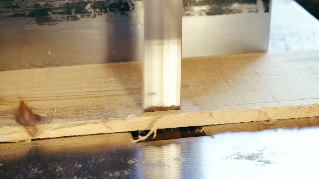 primer plano de un tronco de pino cortado en una máquina de aserrar en la fábrica de producción de madera