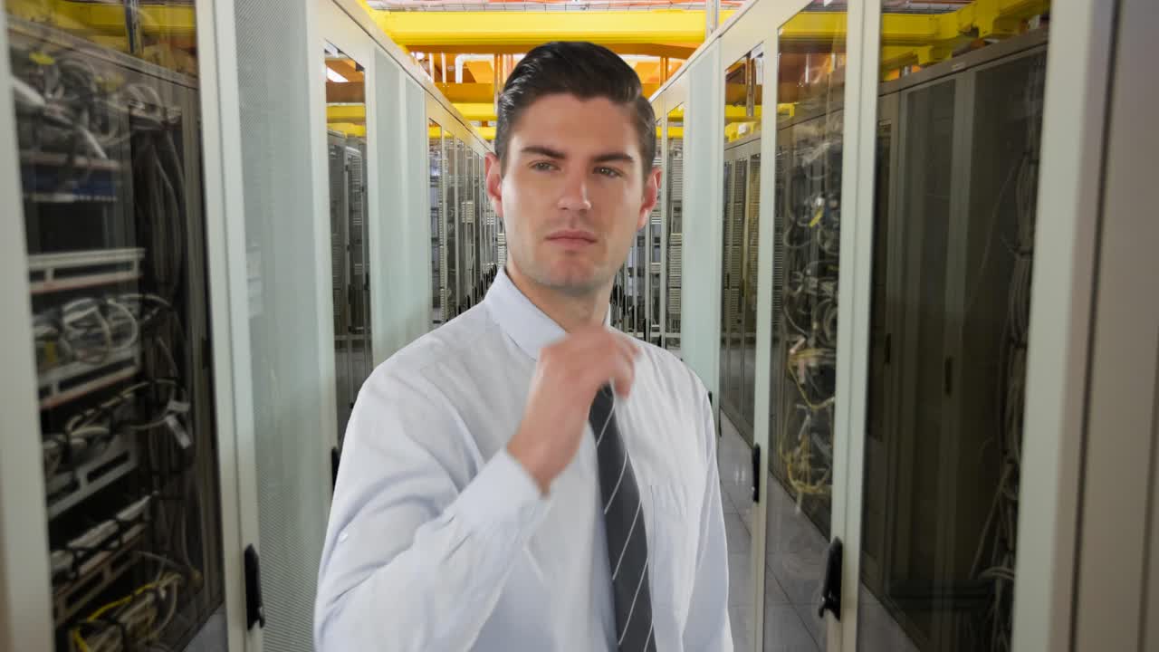 un técnico masculino accediendo a la sala de servidores 4k