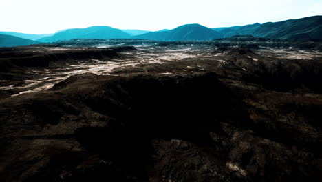 Fantastische-Alpine-Landschaft-Mit-Dunklen-Felsen