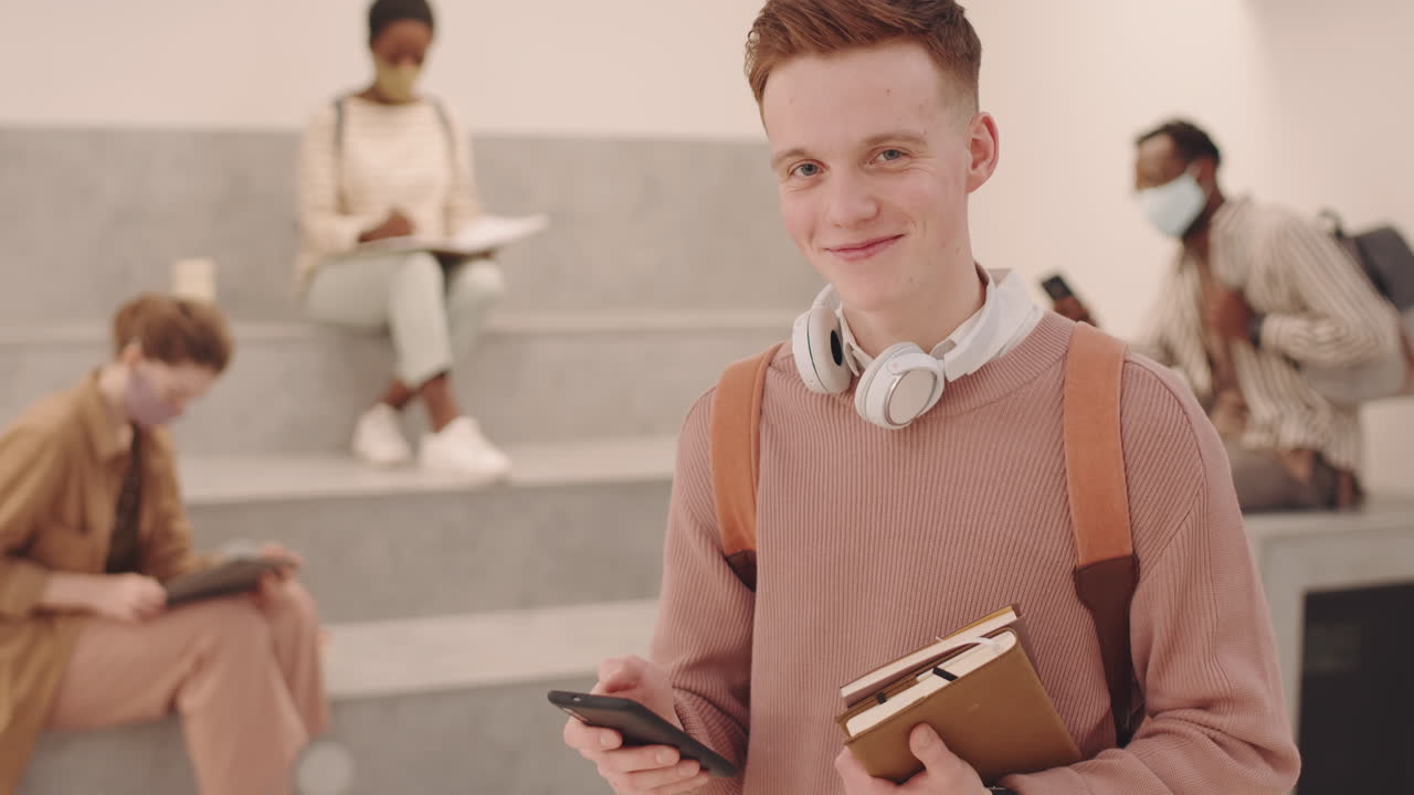 Retrato de jovem estudante com smartphone