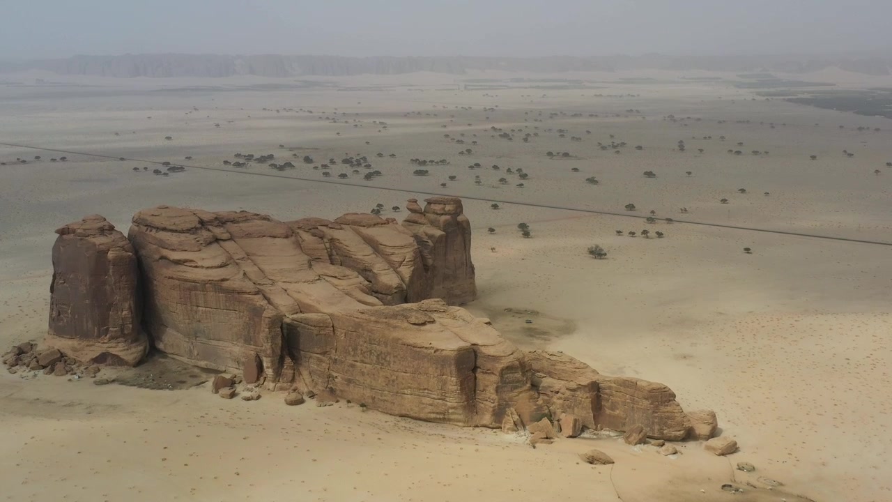 Ripresa aerea di una bellissima formazione rocciosa nel cuore del deserto di Al Ula, Arabia Saudita.