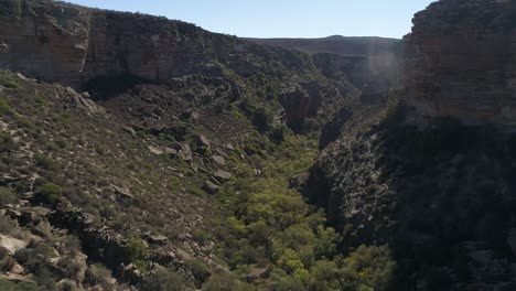 Vistas-Aéreas-De-La-Ciudad-De-Nieuwoudtville-En-El-Cabo-Norte-De-Sudáfrica-Con-Flores-De-Marzo-Florecientes-Y-El-Impresionante-Paisaje-Del-Plato