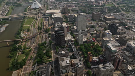 memphis tennessee antena v32 ángulo alto vista de pájaro drone flyover frente al mar centro de la ciudad capturando el paisaje urbano urbano y el río mississippi desde arriba - filmado con mavic 3 cine - mayo de 2022