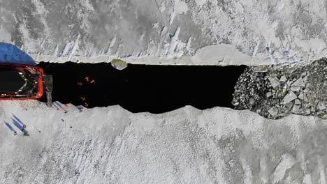 tripulaciones de un buque rompehielos nadando en agua helada durante el invierno