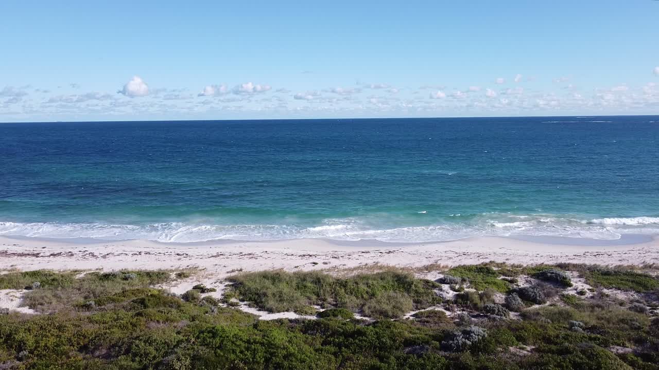 ⁇ 스 록스 근처에서 인도양과 모래 언덕의 내려오는 공중 전망 오래된 카라반 파크 사이트