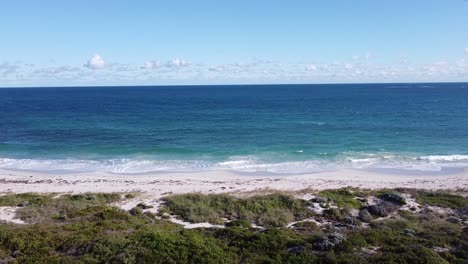 Vista-Aérea-Descendente-Del-Océano-índico-Y-Las-Dunas-Desde-Cerca-Del-Antiguo-Parque-De-Caravanas-De-Quinns-Rocks