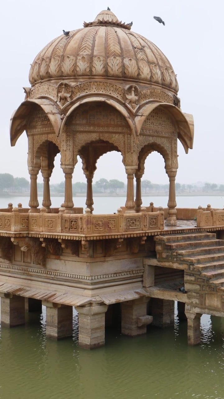 Pavillon Chhatri au lac Gadisar à Jaisalmer, Rajasthan, Inde, vidéo verticale