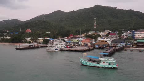 Luftaufnahme-Von-Booten,-Die-Am-Koh-Tao-Pier-Festgemacht-Und-Angedockt-Haben