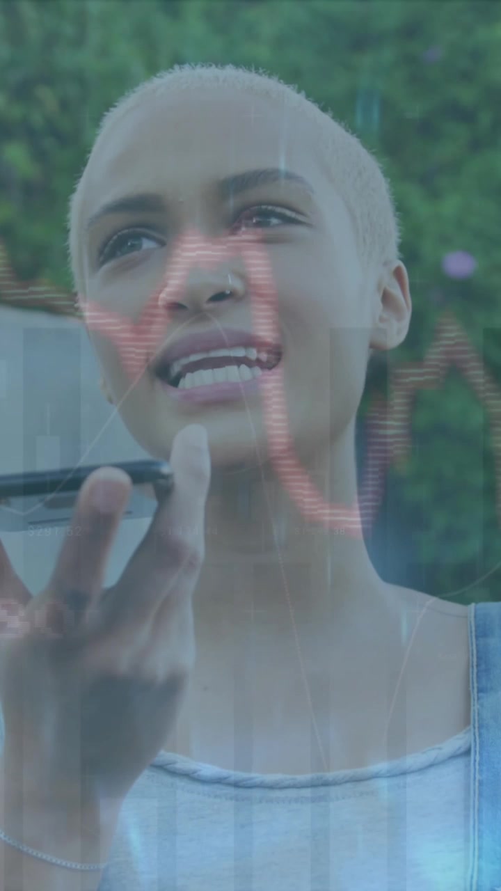 Animazione di una linea rossa di elaborazione dati finanziari su una donna con lo smartphone.