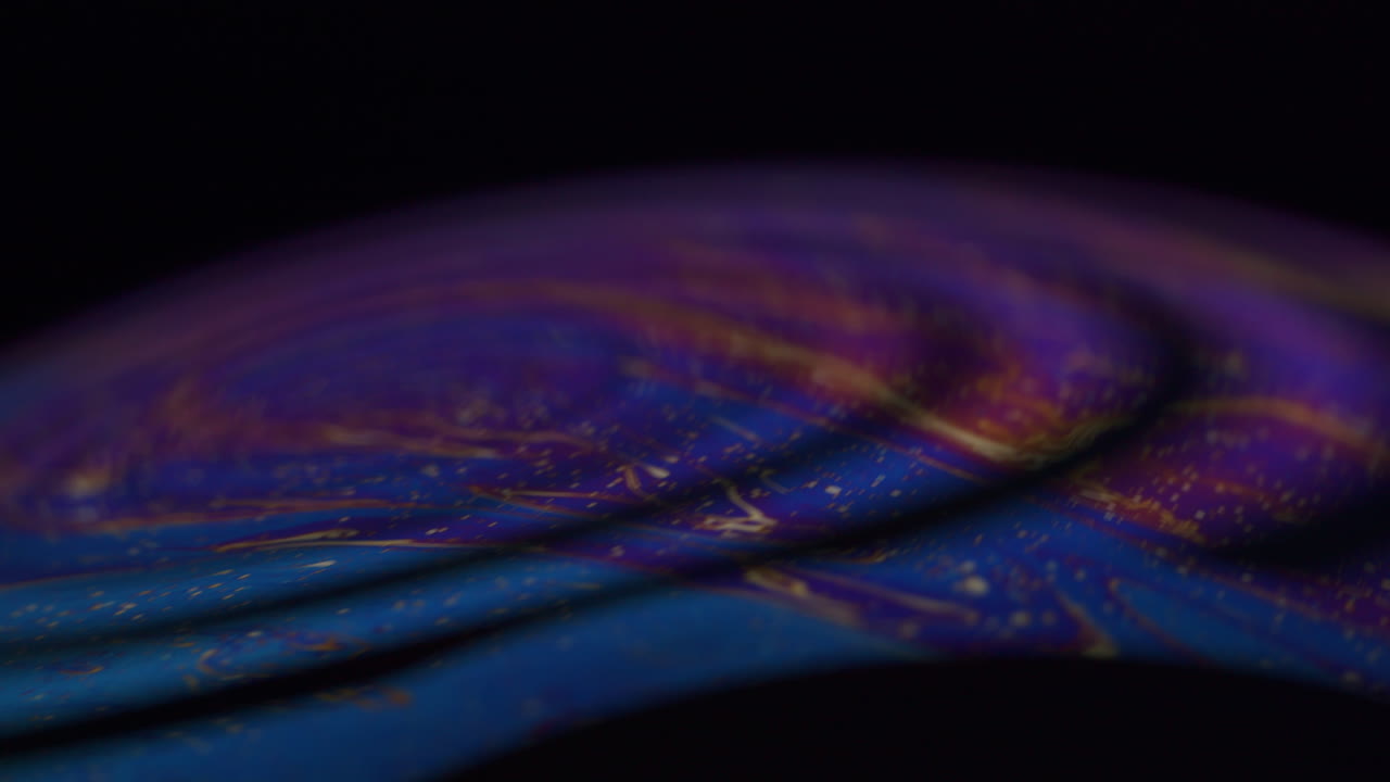 toma macro de una proyección de luz sobre una burbuja de jabón creando imágenes abstractas