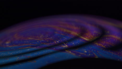 toma macro de una proyección de luz sobre una burbuja de jabón creando imágenes abstractas