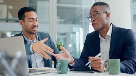 Computadora-Portátil,-Reunión-Y-Apretón-De-Manos-Con-Hombres-De-Negocios