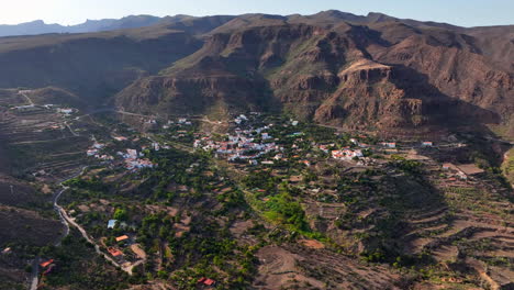 fantástica vista aérea en órbita sobre la ciudad de temisas y las cuevas de la audiencia en el municipio de aguimes, gran canaria, en un día soleado