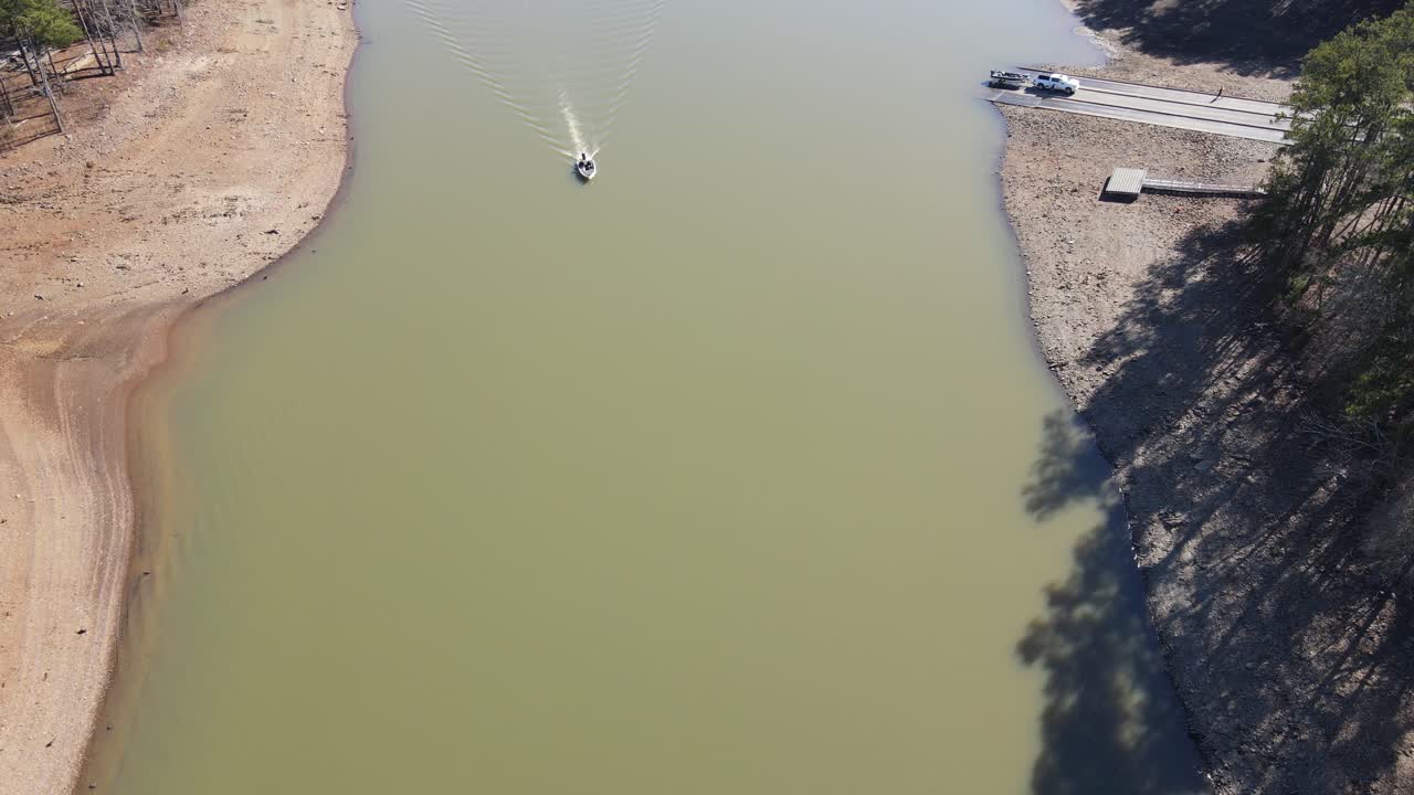 어선이 있는 배수된 호수