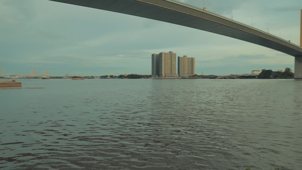 방콕에서 강을 보고