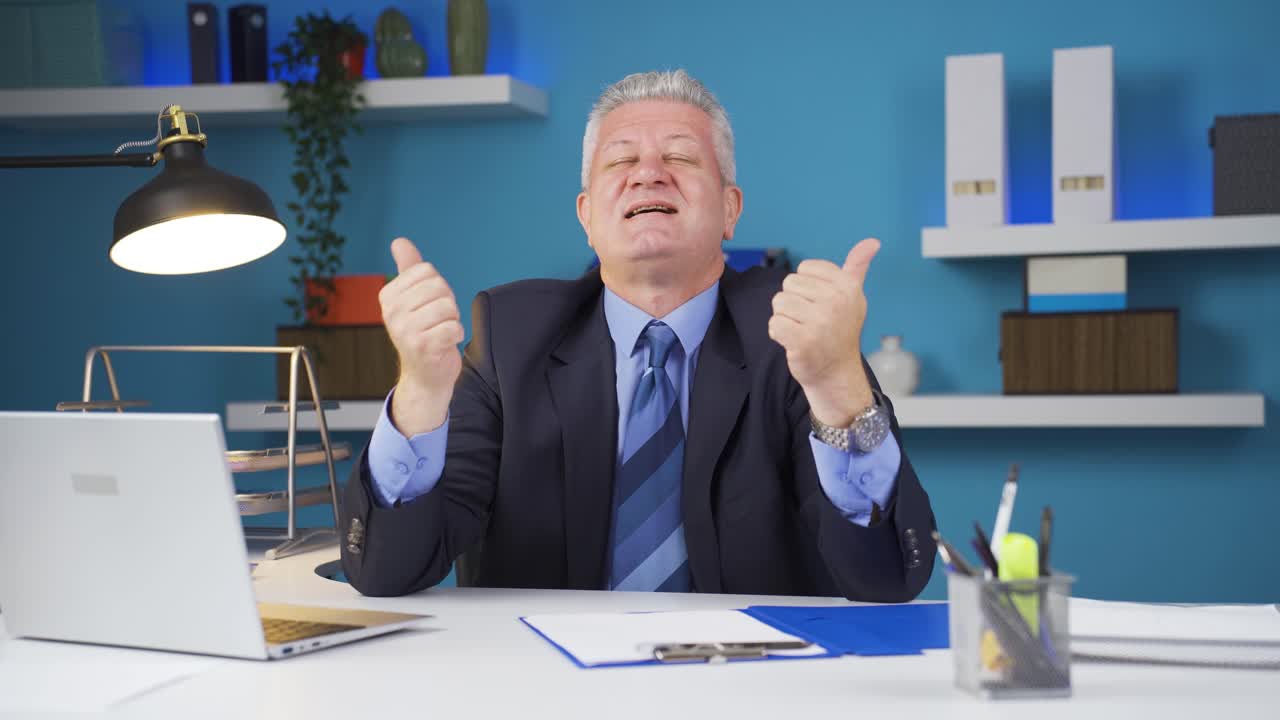 성공적이고 똑똑한 사업가의 초상화입니다.