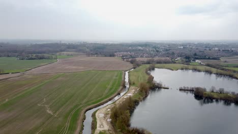 Un-Dron-Disparó-Sobre-Los-Lagos-De-Connington-Junto-Al-Río-Sotur-En-Inglaterra