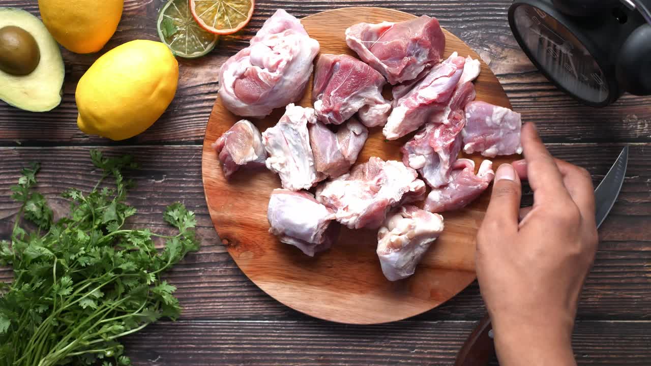 preparación de carne de cerdo cruda en una tabla de cortar de madera