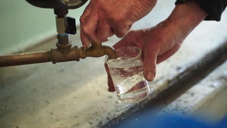 Zeitlupe-Der-Handdrehenden-Armatur,-Um-Wasserproben-In-Der-Kläranlage-Zu-Sammeln