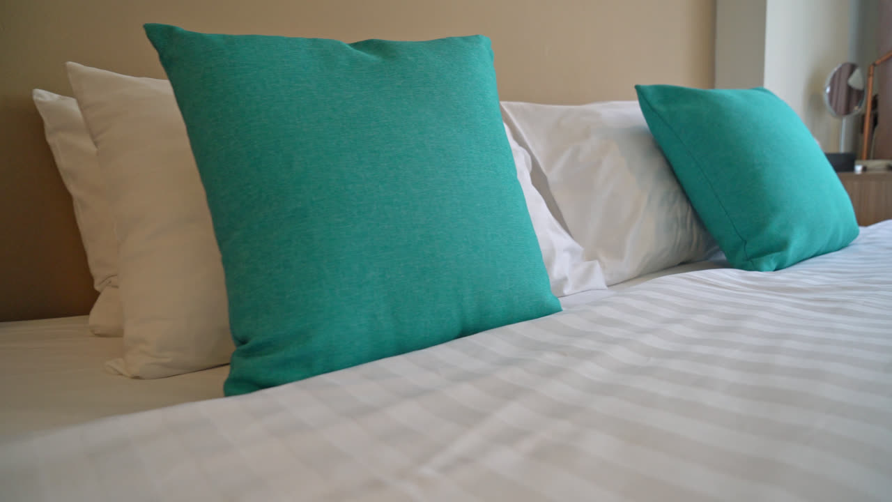 Hermosa y cómoda decoración de almohadas en la cama en el dormitorio.