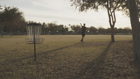 Der-Discgolfspieler-Ist-Verblüfft,-Weil-Er-Den-Putt-Verfehlt,-Als-Die-Disc-Von-Den-Ketten-Des-Discgolfkorbs-Abprallt