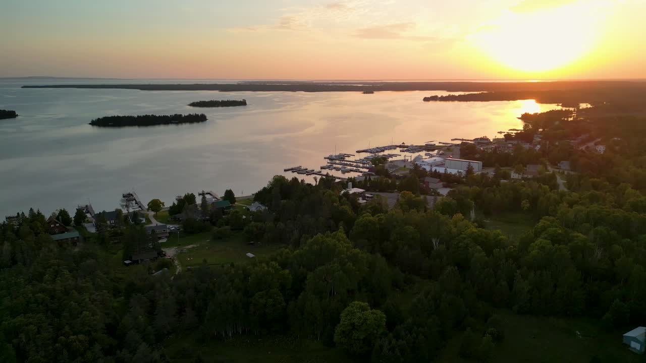Luftoptagelse af solnedgang ved Hessel, Michigan med panorering og opstigning.