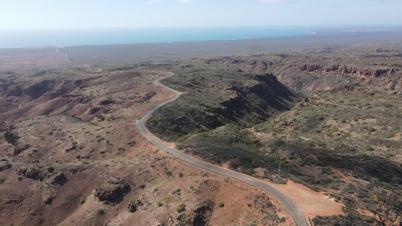 Panoramica aerea con drone che sale e scende sopra la gola di Charles Knife.