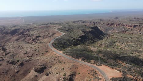 drone panorámica aérea hacia arriba y moviéndose hacia abajo sobre charles knife gorge