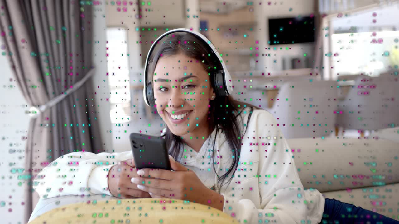 Donna distesa sul divano che tocca lo smartphone, reagendo all'audio mentre una sovrapposizione a punti anima una scena tecnologica