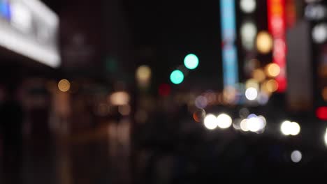 gente caminando desenfocada en la calle en shinjuku por la noche día lluvioso de mano