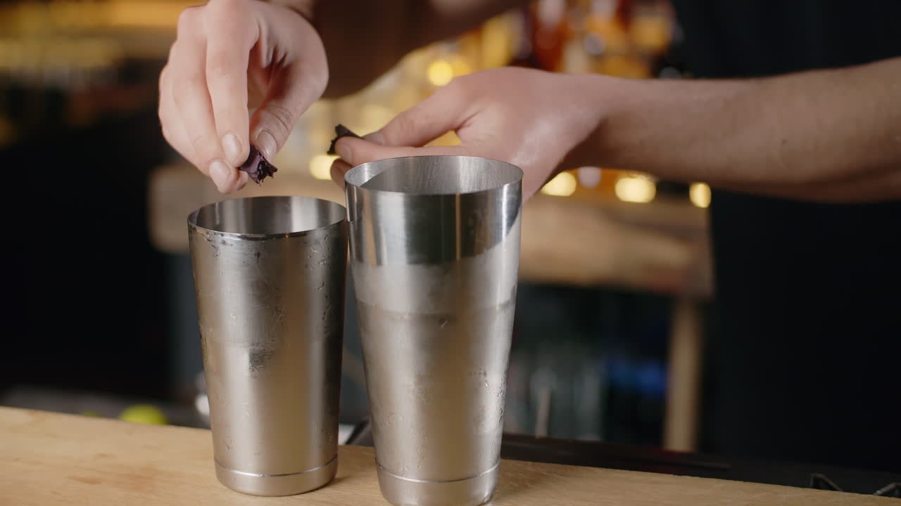 el camarero preparando cócteles.