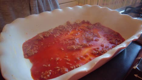 Lasagne-Teigblätter,-Die-Auf-Heiße,-Dampfende-Bolognese-Sauce-In-Der-Schüssel-Gelegt-Werden