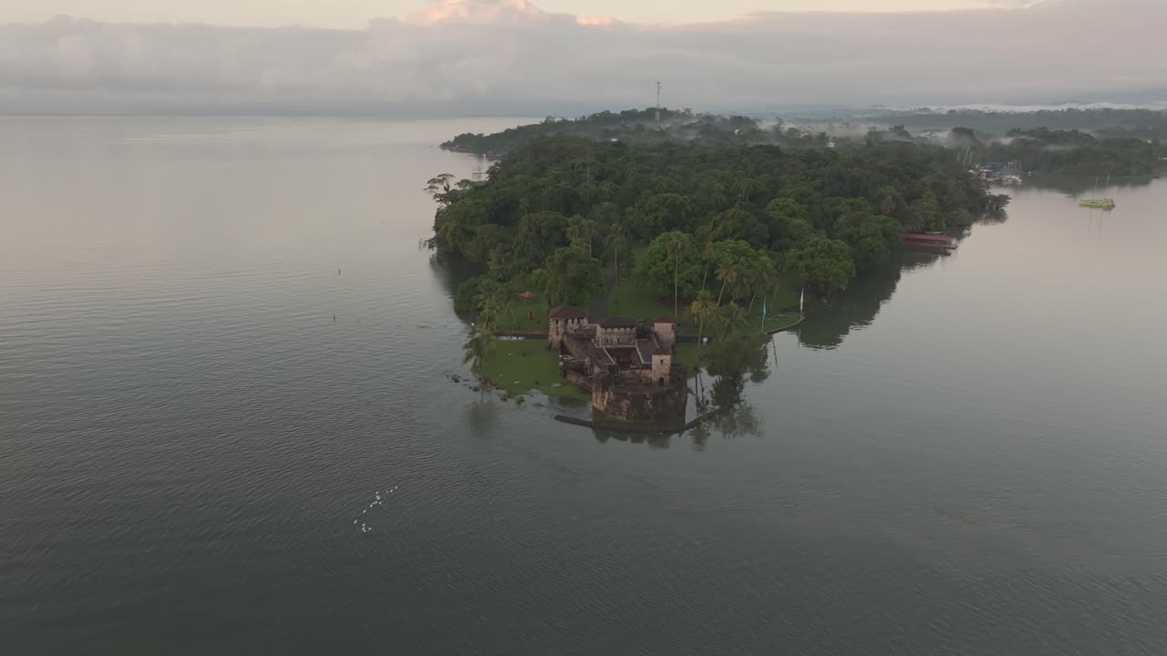 fotografía lateral del castillo de san felipe de lara en el río dulce, desde el aire