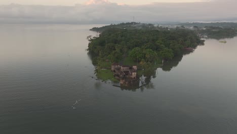 panning laterale del castello di san felipe de lara a rio dulce, aerea