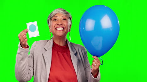 pantalla verde, mujer y tarjeta de color