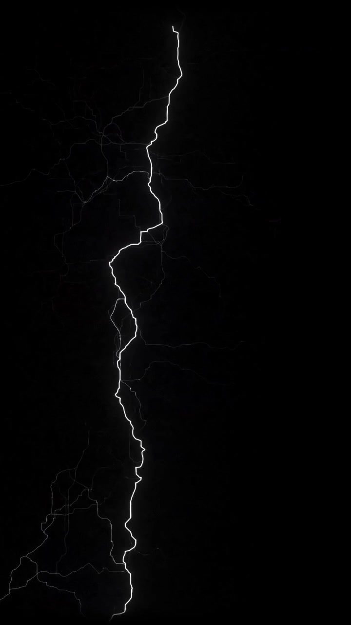 Un fulmine verticale singolo lampeggia su sfondo nero. Semplice sovrapposizione meteo per video verticali e social media
