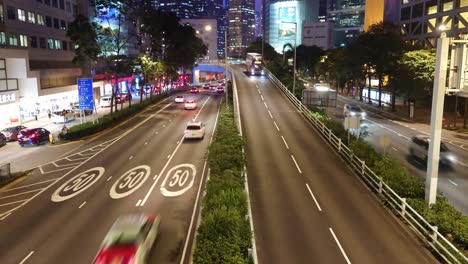 Carretera-Muy-Transitada-Durante-La-Hora-Punta,-Gloucester-Road-En-La-Zona-De-Wan-Chai-Vista-Desde-Un-Puente-Peatonal-Por-La-Noche,-Hong-Kong,-China