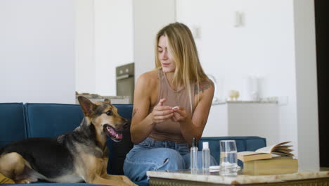 mujer y perro en casa