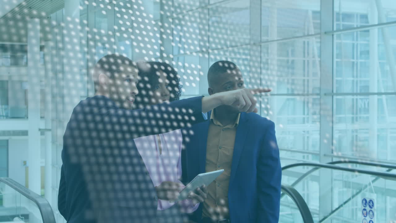 다양한 동료들이 사무실에서 토론하고 가리키는 지도와 컴퓨터 언어의 애니메이션