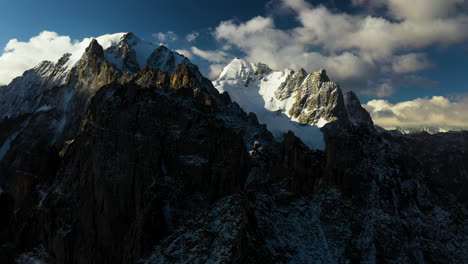 épica-Toma-Aérea-Giratoria-Del-Gran-Pico-Del-Glaciar-Ak-sai-En-Kirguistán