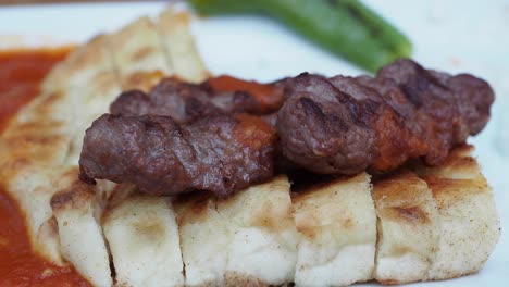 kebab de carne a la parrilla en el pan pide