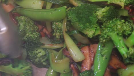 chef cocinando verduras salteadas en cámara lenta