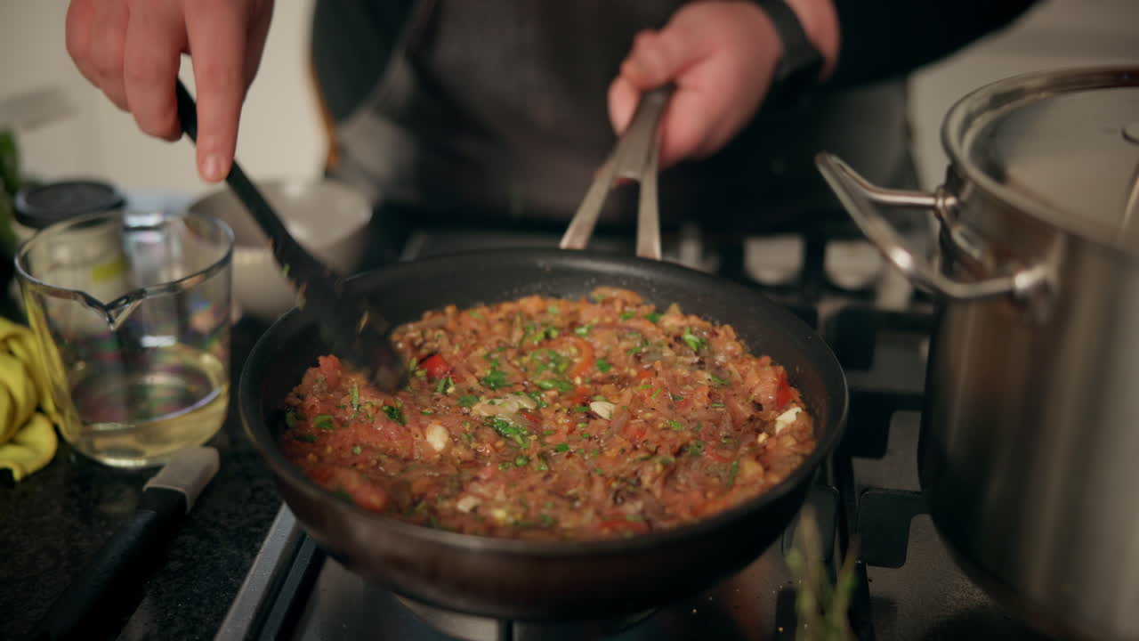 chef cocinando comida en una sartén