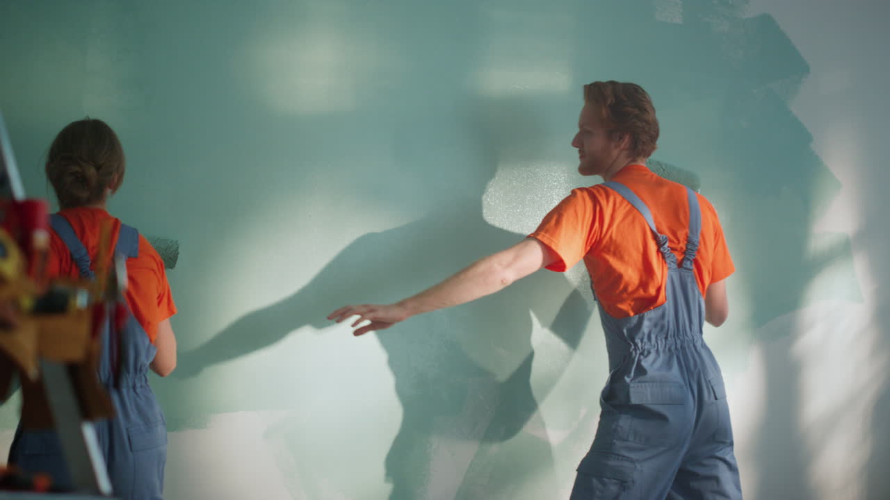 장식 작업을 하는 동안 재미있는 가족. 집 리모델링.