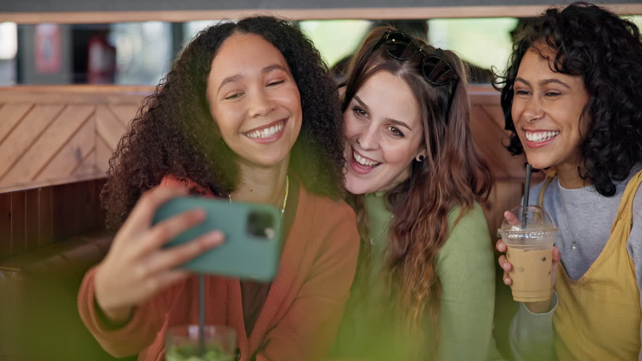 Amiche, selfie e gruppo in caffetteria